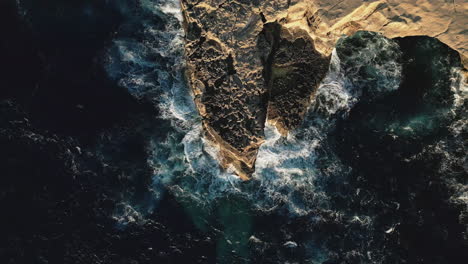hermosas olas del océano chocando contra la roca