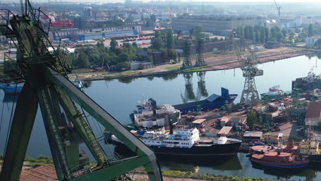 Grúa-Portuaria-Y-Buque-De-Transporte-Atracado-En-Un-Día-Soleado-En-Gdansk,-Polonia