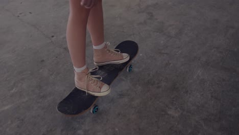 mujer joven de moda en un almacén abandonado