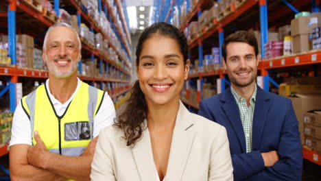 trabajadores del almacén posando para la cámara