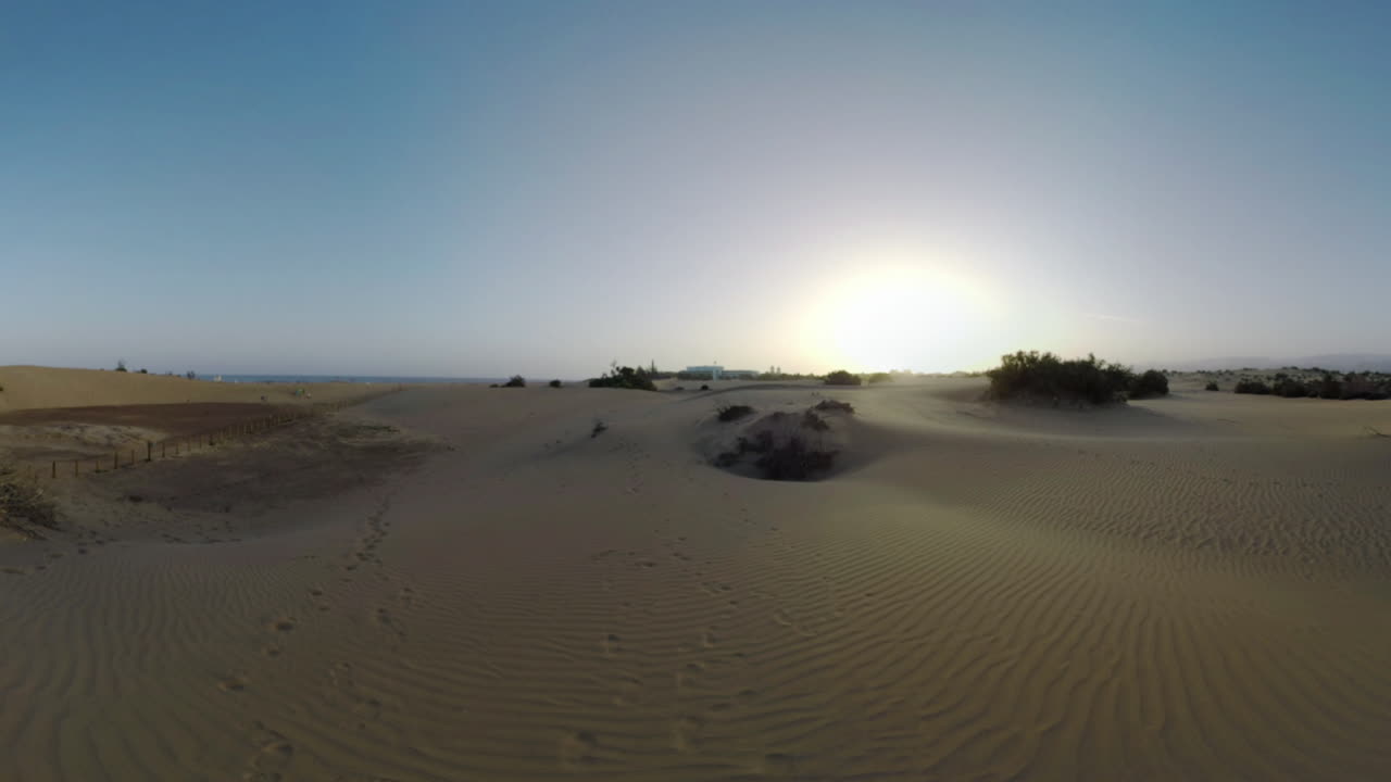 el lapso de tiempo de la gente en la distancia caminando por las dunas de maspalomas gran canaria