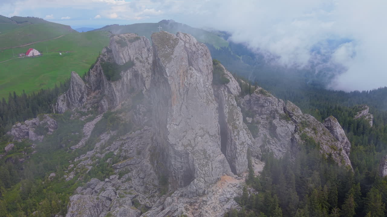 Maestose formazioni rocciose di Pietrele Doamnei avvolte in una nebbia eterea, Carpazi, Romania.