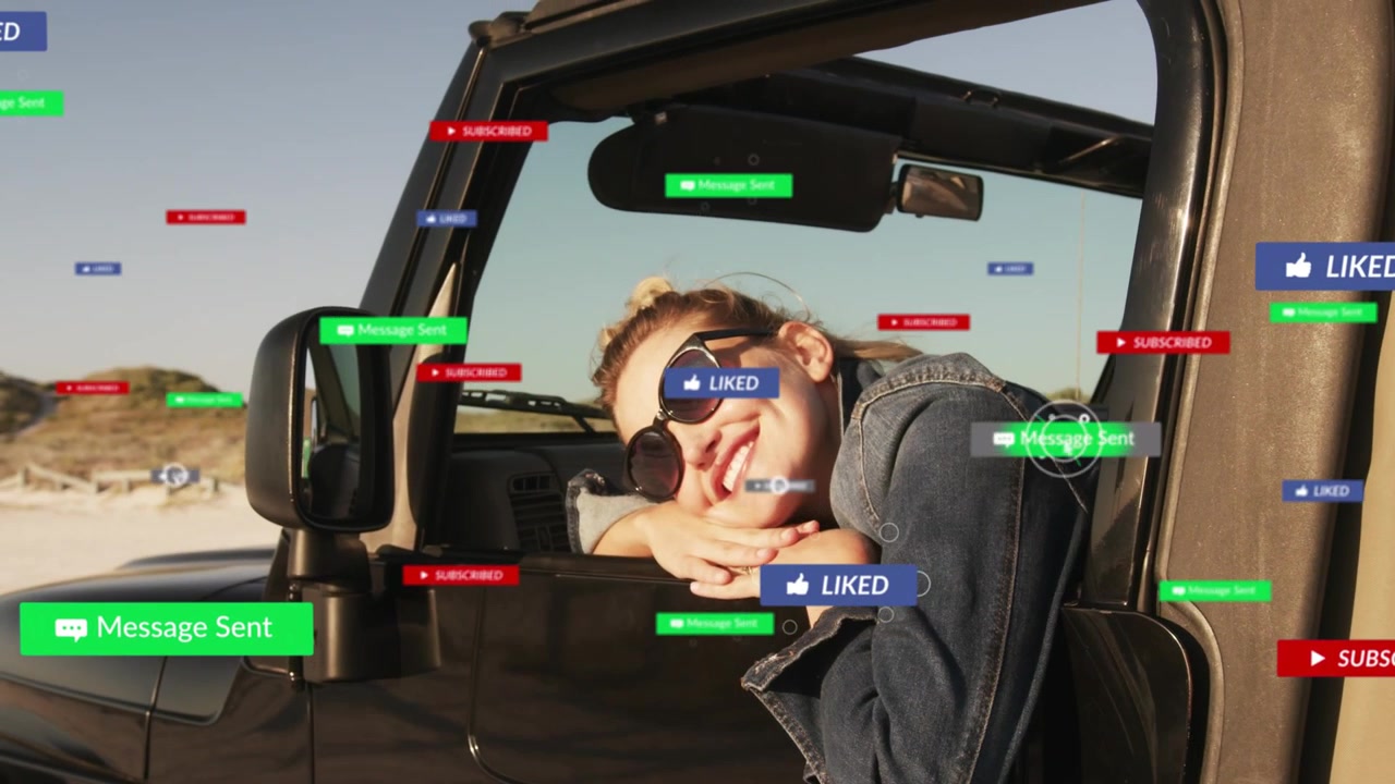 Donna che si sporge dal finestrino di una Jeep mentre appaiono, si raggruppano e si dissolvono dei badge, mostrando il ROI del marketing.