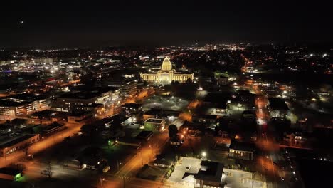 Edificio-Del-Capitolio-Del-Estado-De-Arkansas-Por-La-Noche-En-Little-Rock,-Arkansas-Con-Video-De-Drones-Moviéndose-En-ángulo