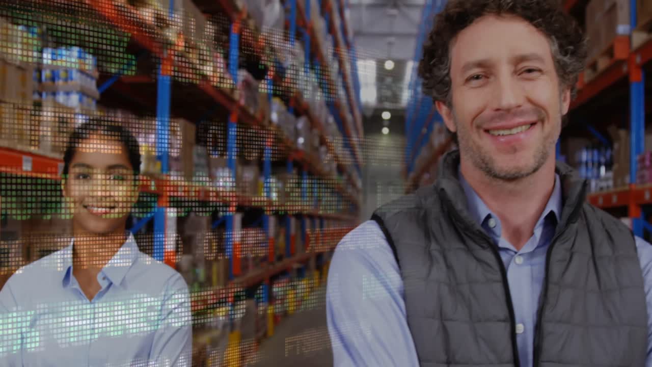 animación del procesamiento de datos sobre trabajadores diversos felices en el almacén