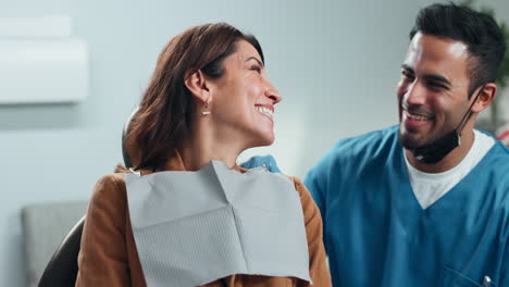paciente feliz y dentista