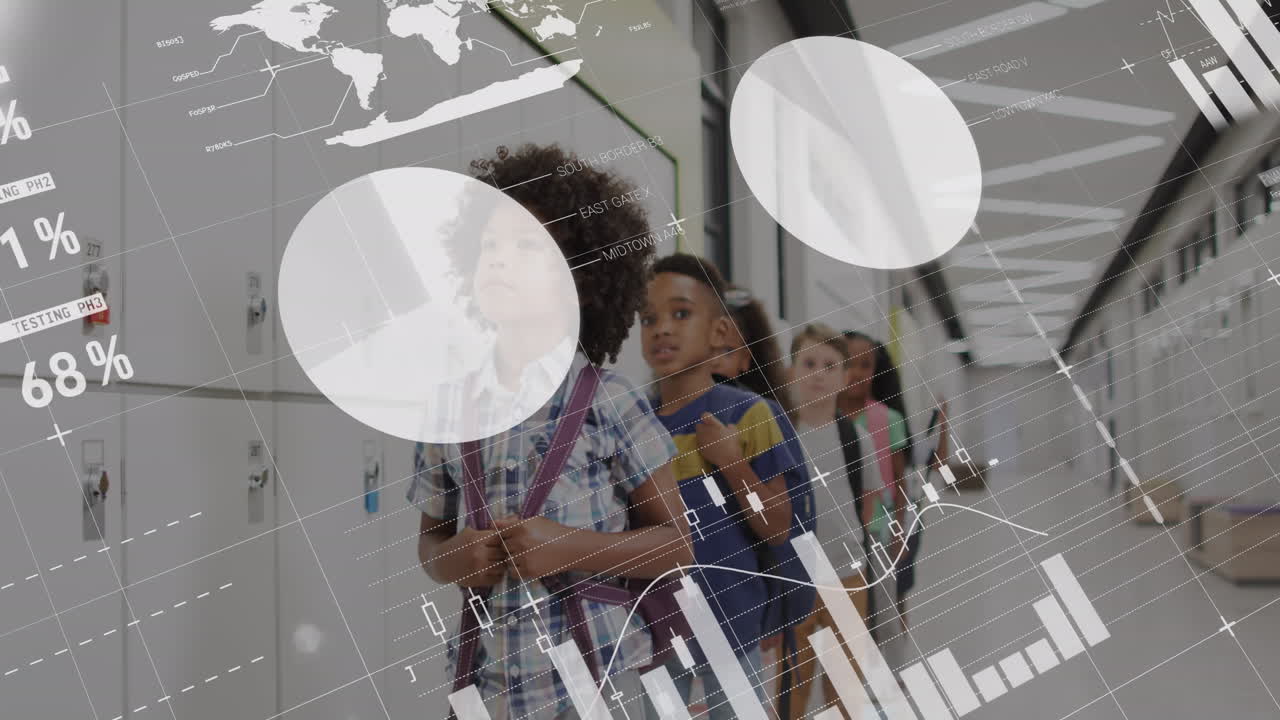 animación de procesamiento de datos sobre escolares diversos y felices de pie en una fila en el pasillo de la escuela