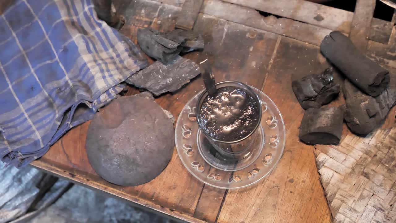 kopi jos está hecho de café negro mezclado con carbón
