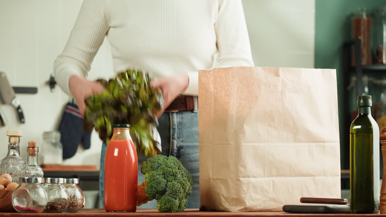 mujer comprando comestibles