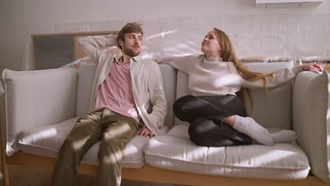 una pareja relajándose en un sofá en una nueva sala de estar
