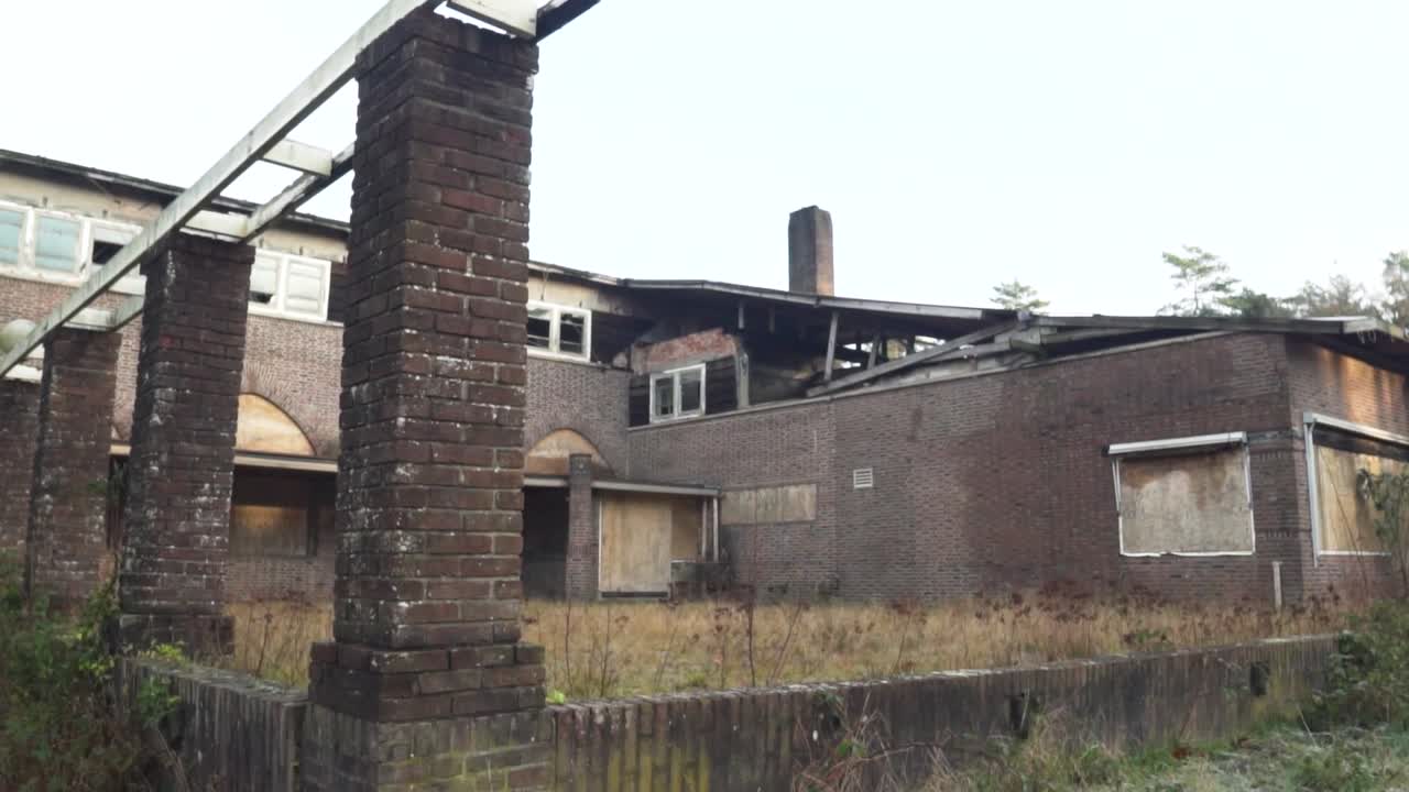 지붕 이 손상 된 버려진 벽돌 집