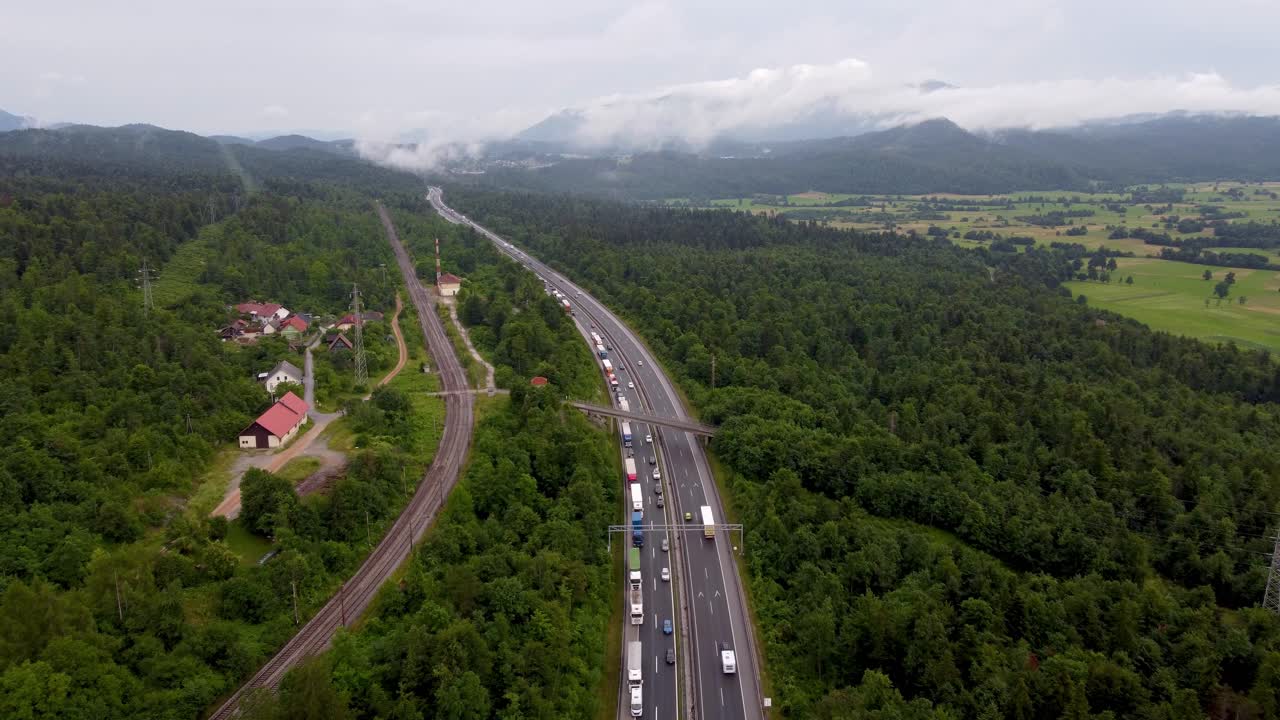 autopista europea con paso elevado y líneas eléctricas y atasco de tráfico en un lado de la carretera nacional debido al tráfico pesado
