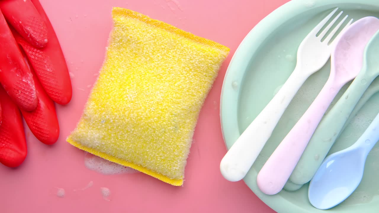 더러운 접시와 청소 용품