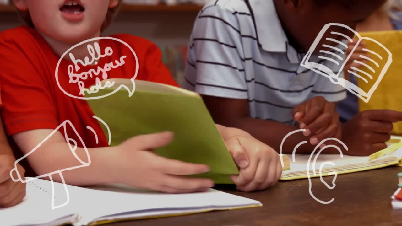 animación de iconos de artículos escolares sobre diversos escolares que aprenden en el aula