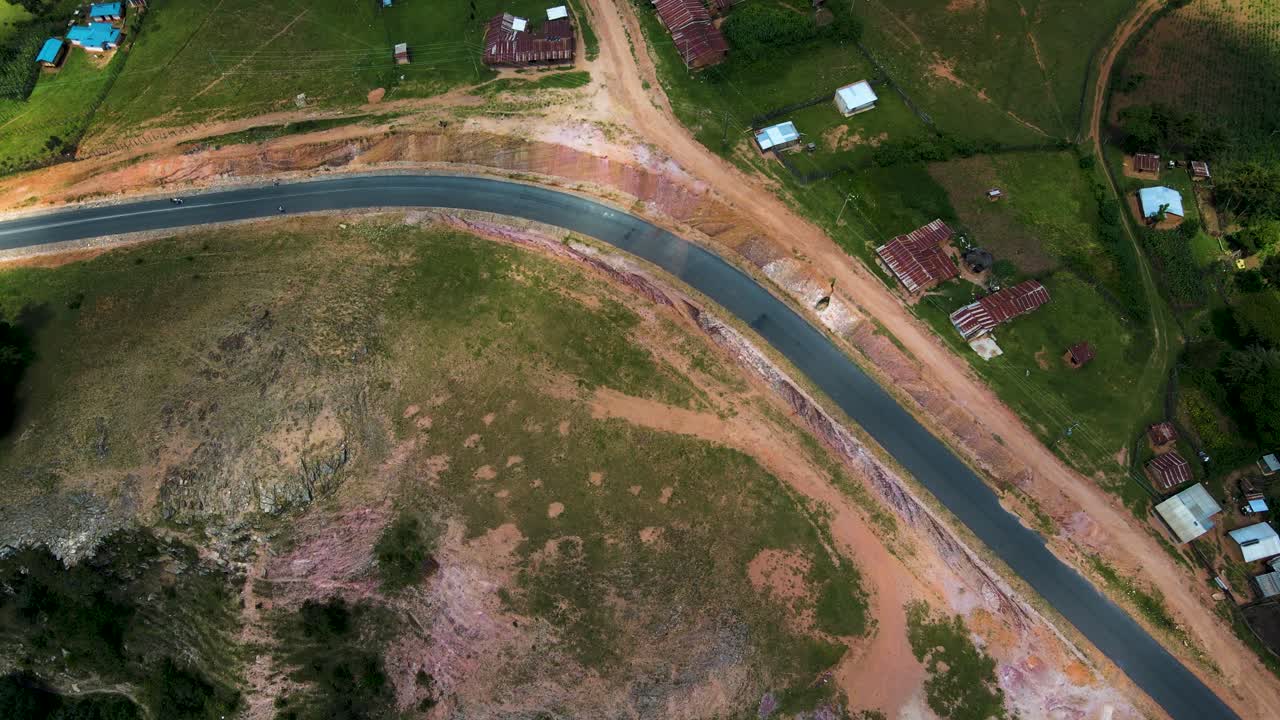 vista de drones del bosque en un pequeño pueblo de áfrica ciudad de west pokot kenia áfrica