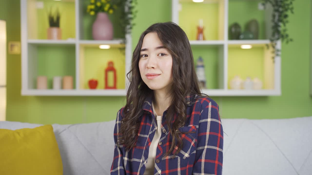 젊은 아시아 여성의 초상화가 거부하고 "아니오"라고 말하고 뉴스와 발표를 듣고 있습니다.