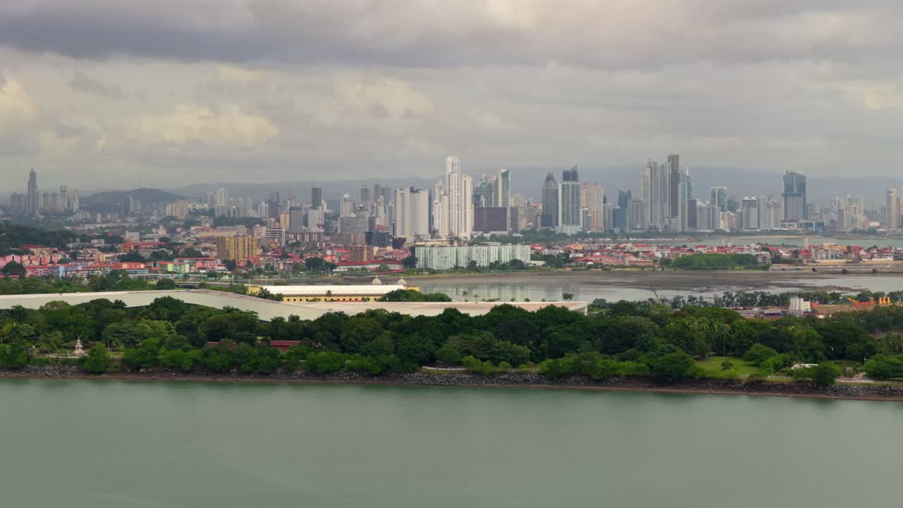 Havadan görünümde, Panama Körfezi boyunca uzanan Casco Viejo veya Casco Antiguo (eski şehir merkezi), Panama Şehri silüeti ve Amador Geçidi (Calzada de Amador) ile birlikte Eski Mahalle'nin manzarası.