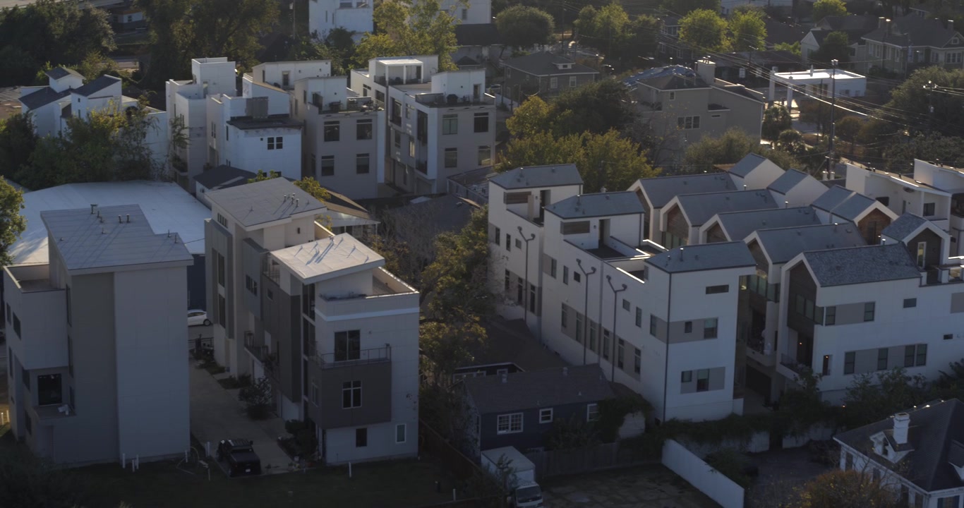 Droneudsigt over nybyggede huse i Houston Third Ward-området.