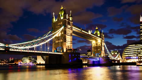 puente de la torre en la noche