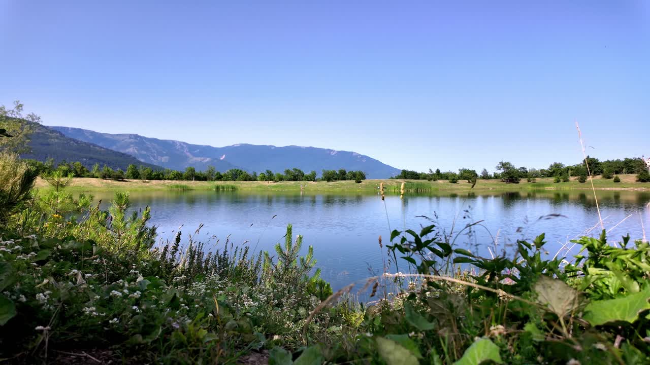 un lago sereno rodeado de exuberante vegetación y montañas en crimea