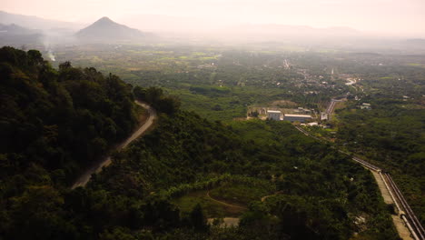 Paisaje-Mágico-De-Vietnam-Con-Campos-Agrícolas-Y-Pequeña-Ciudad,-Vista-Aérea