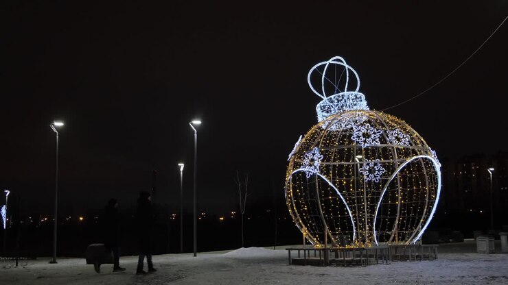 гигантское рождественское украшение ночью в парке