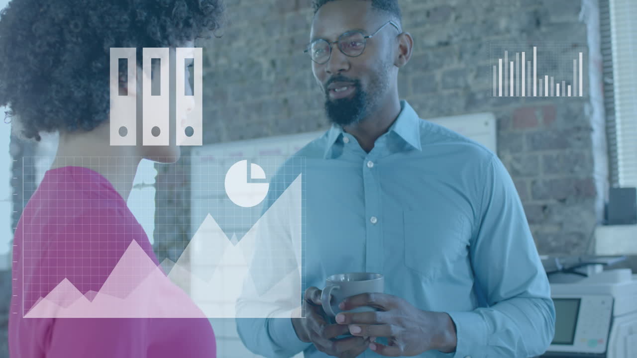 animación de iconos de medios sobre diversas personas de negocios que hablan en la oficina