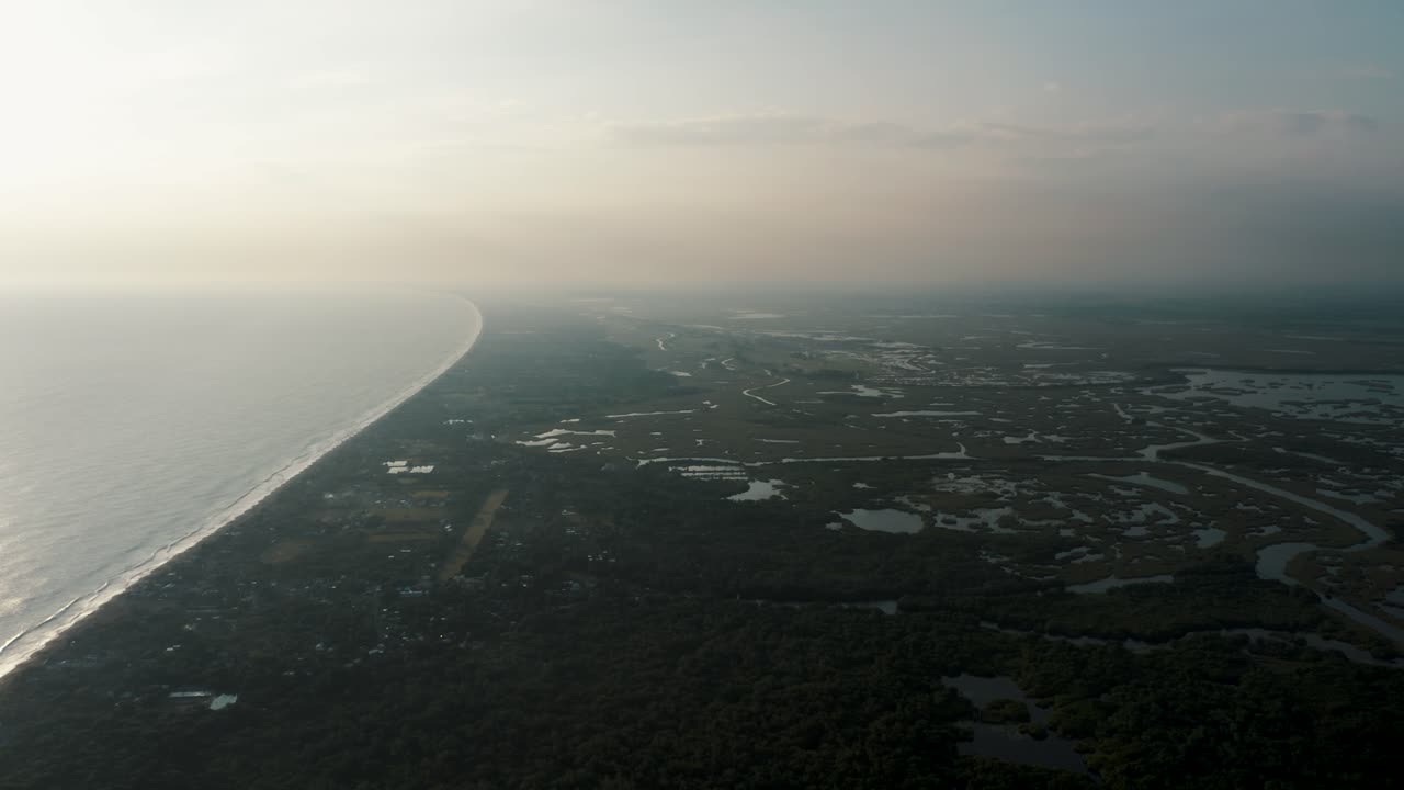 과테말라 태평양 연안의 안개 낀 이른 아침에 자연 보호 구역이 있는 몬테리코 해변