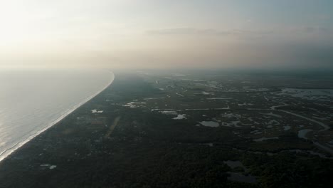 playa de monterrico con reserva natural en una mañana brumosa en la costa pacífica, guatemala