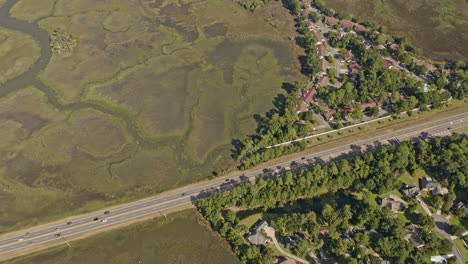 Savannah-Georgia-Luftaufnahme-V49,-Vertikale-Vogelperspektive-Mit-Blick-Auf-Eine-Verkehrskreuzung-Auf-Der-Autobahn-Abseits-Der-Nachbarschaft-Auf-Whitemarsh-Island,-Umgeben-Von-Wunderschönem-Natürlichem-Marschland-–-Oktober-2020