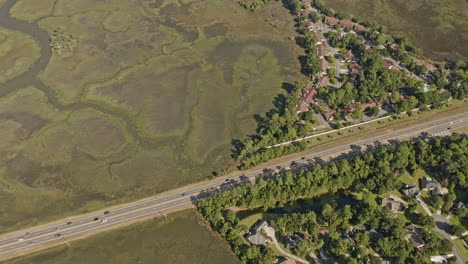 savannah georgia aérea v49 vista vertical de pájaro con vista al cruce de tráfico en la carretera lejos del vecindario en la isla whitemarsh rodeada de hermosas marismas naturales - octubre de 2020