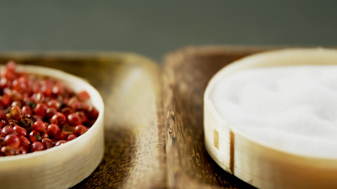 sal y pimienta roja en el cuenco 4k