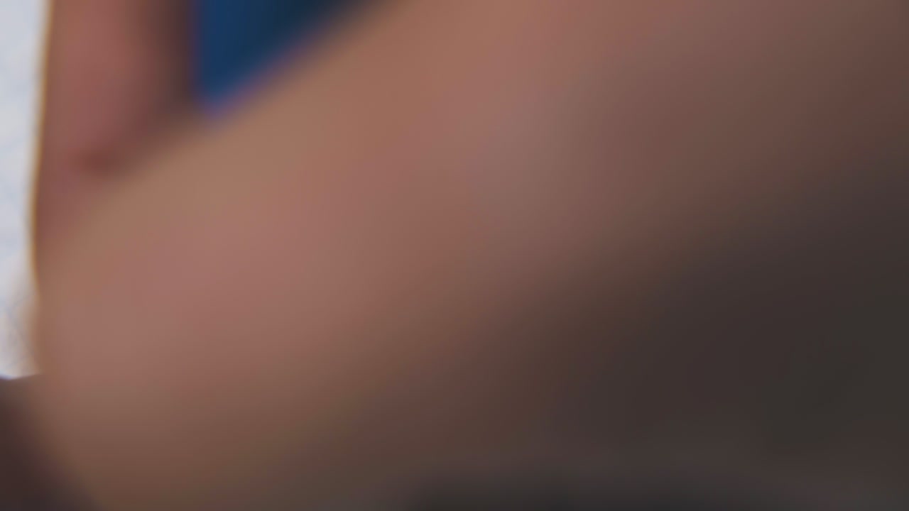 persona escribe palabras sólo hacerlo con pluma en papel a cuadros