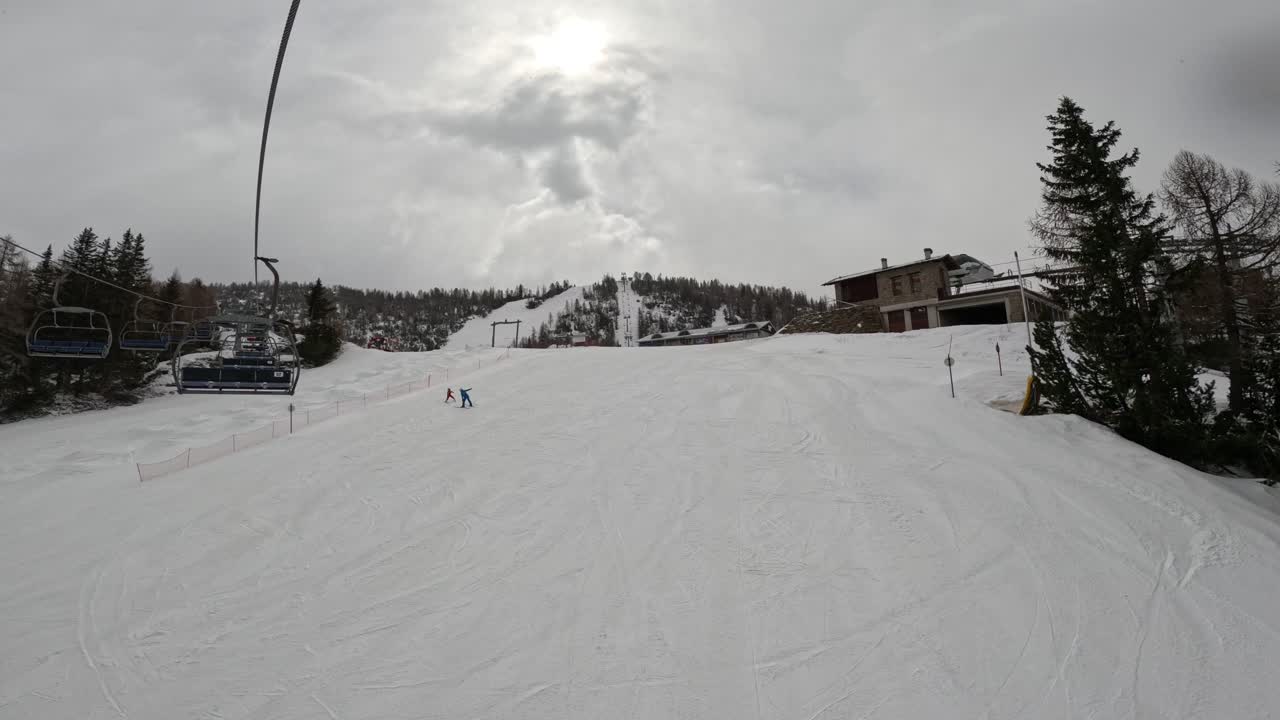 снег и лыжный день путешествия, но разница в солнечном небе.