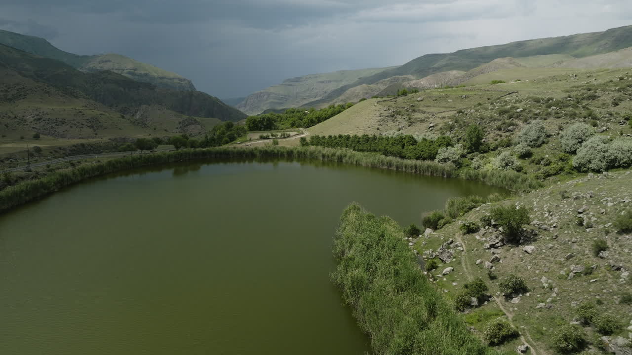 Luftfoto af Tsundi-søen i dagslys i Tmogvi, Georgien