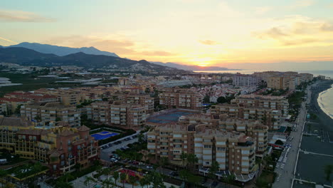 vista inversa del avión no tripulado: puesta de sol sobre los hoteles costeros de málaga