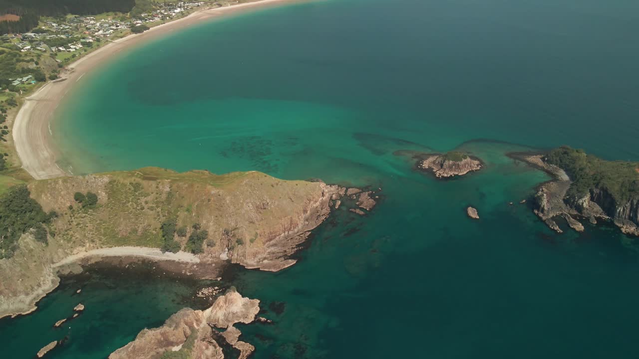 뉴질랜드 동부 해안을 따라 비행하는 영화 같은 오피토 만