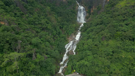 Aufnahme-Einer-Luftdrohnenaufnahme-Der-Ravana-Wasserfälle-In-Ella,-Sri-Lanka