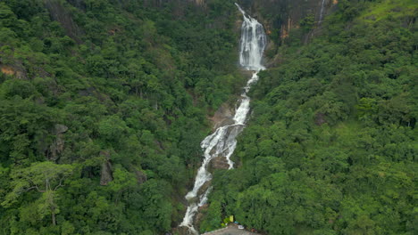 estableciendo una toma aérea de drones de las cataratas de ravana en ella, sri lanka