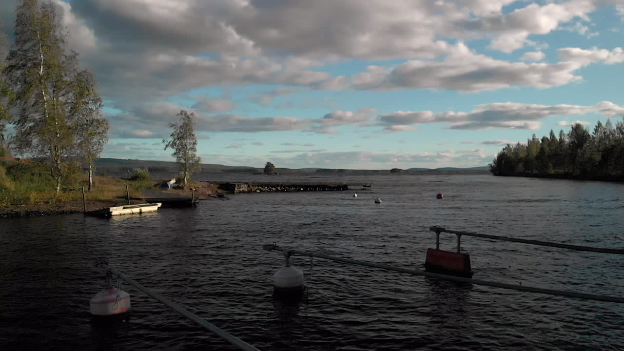 바람 부는 날에 빈 작은 보트 항구