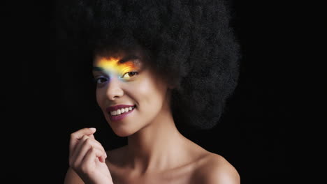 Nahaufnahme-Eines-Mehrfarbigen-Porträts-Einer-Schönen-Afroamerikanischen-Frau-Mit-Afro,-Die-Einen-Glatten,-Gesunden-Teint-Genießt-Und-Selbstbewusst-Aussieht,-Natürliche-Schönheit,-Buntes-Licht-Auf-Schwarzem-Hintergrund,-Hautpflegekonzept