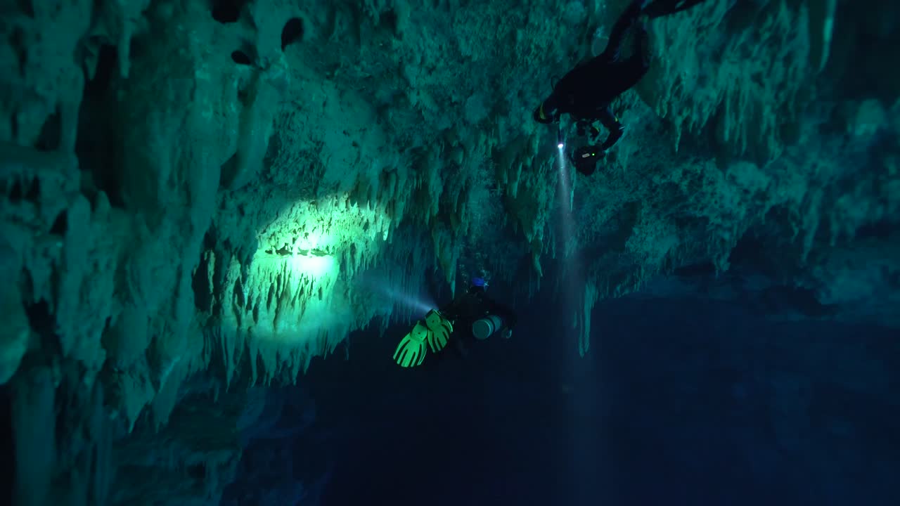 buzos exploran un cenote submarino frente a la costa de la península de yucatán en méxico