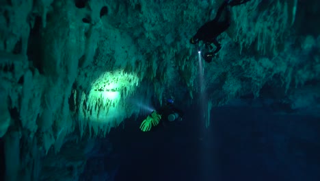 Taucher-Erkunden-Eine-Unterwasser-Cenote-Vor-Der-Küste-Der-Mexikanischen-Halbinsel-Yucatan