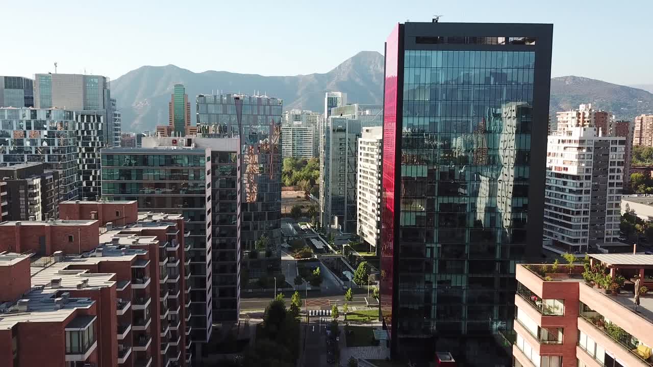 Chile, Santiago City, vista aérea do bairro moderno de luxo com os Andes ao fundo, movimento de câmera para cima