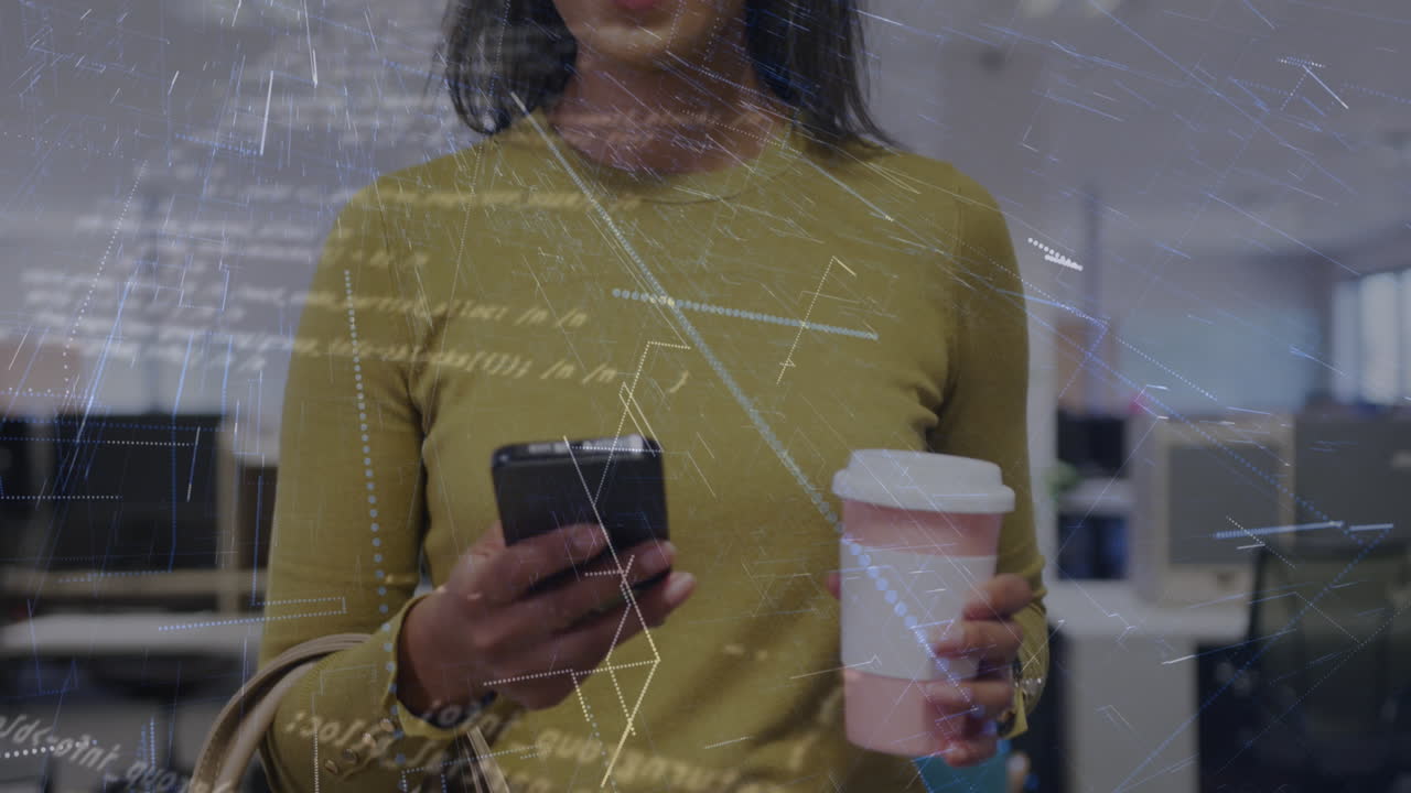 animación del procesamiento de datos financieros sobre una mujer de negocios biracial