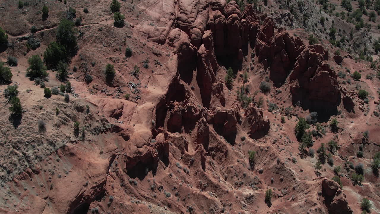 tomada de drones de formaciones rocosas de arenisca roja, paisaje desértico seco