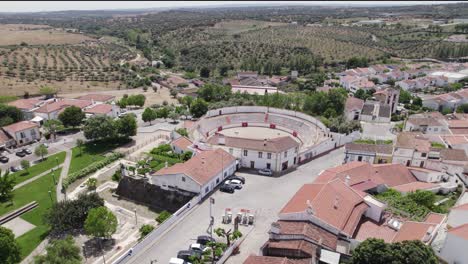 Umlaufende-Aufnahme-Der-Stierkampfarena-Arronches-In-Der-Landschaft-Von-Alentejo,-Portugal