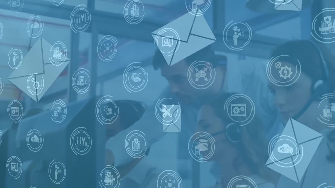 múltiples iconos digitales e iconos de mensajes contra el equipo de ejecutivos de atención al cliente que trabajan en la oficina