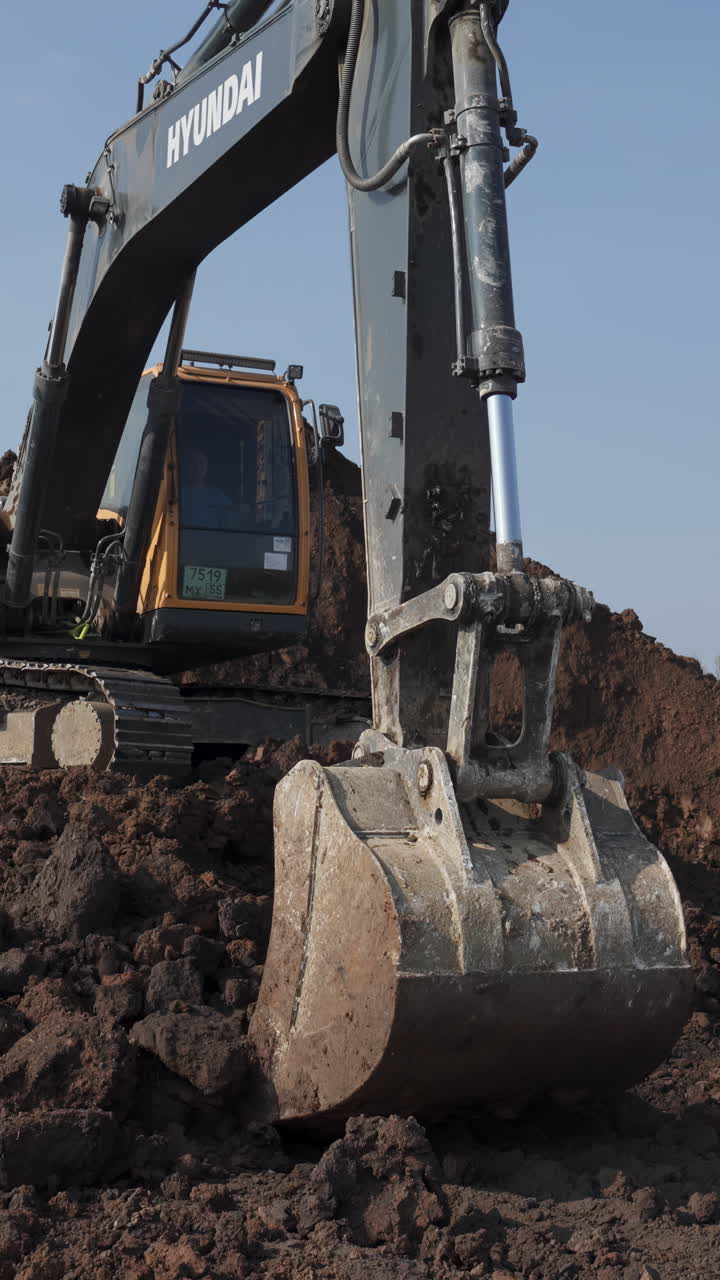 excavadora trabajando en un sitio de construcción
