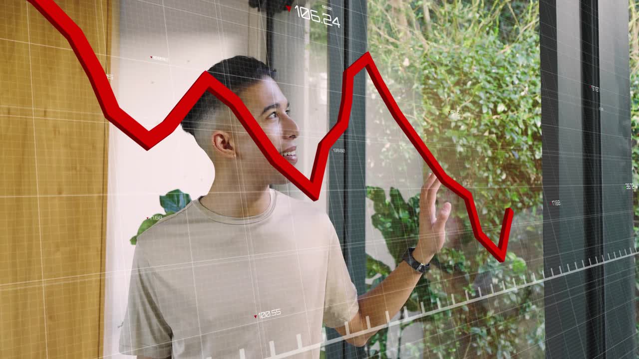 Homem adulto entrando por uma porta de vidro, levantando a mão e gerando um gráfico de finanças, verificando a linha vermelha ascendente